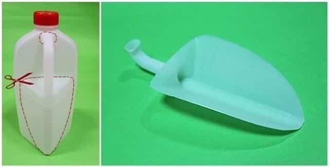 Xúc cát từ chai nhựa