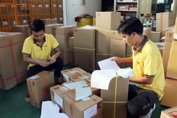 mang hàng đến bưu điện để đóng gói